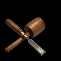 Holzhammer und Stechbeitel als Symbol für sorgfältige Gestaltung