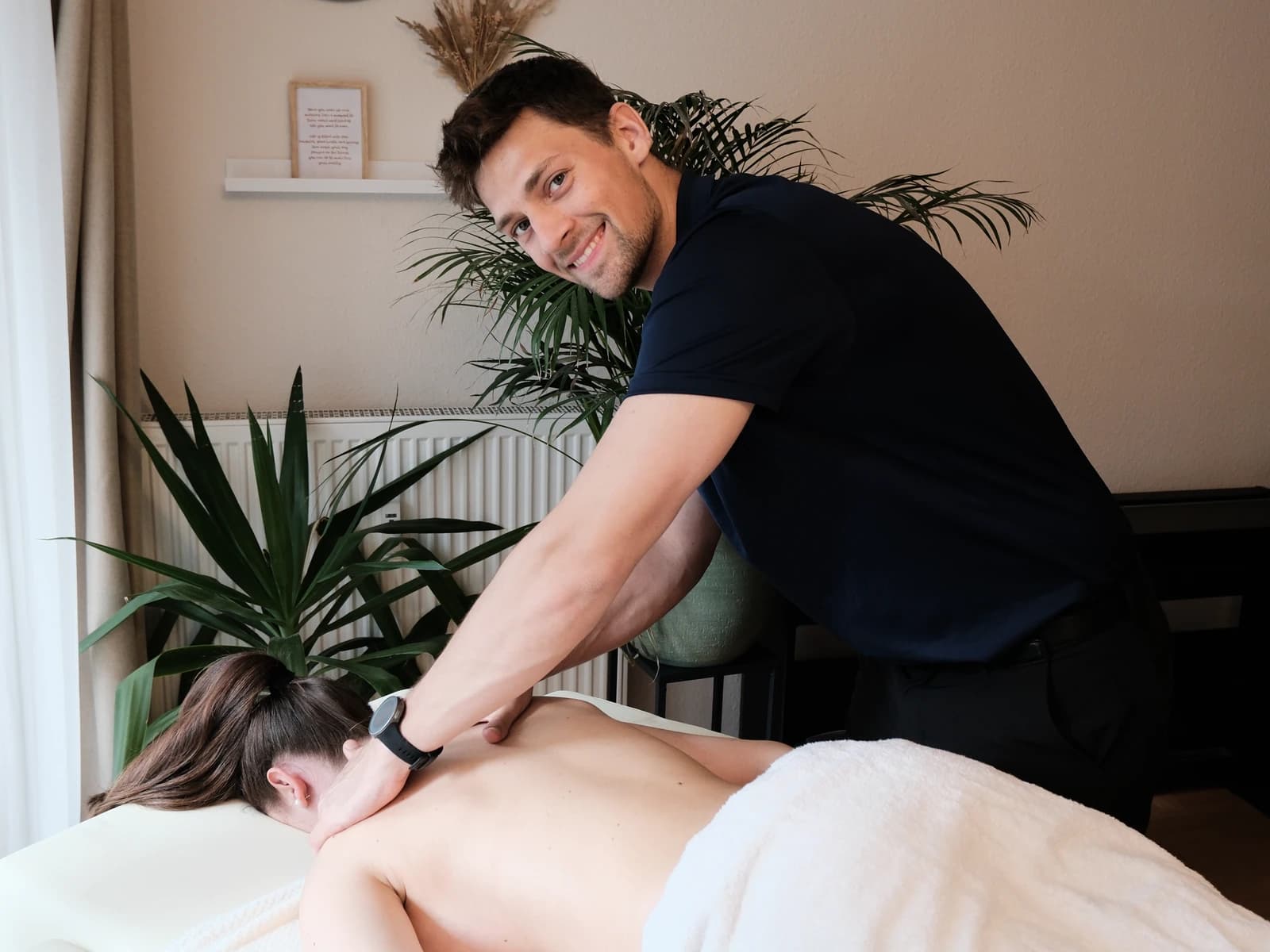 Porträt eines Masseurs bei der Arbeit an einer mobilen Massageliege