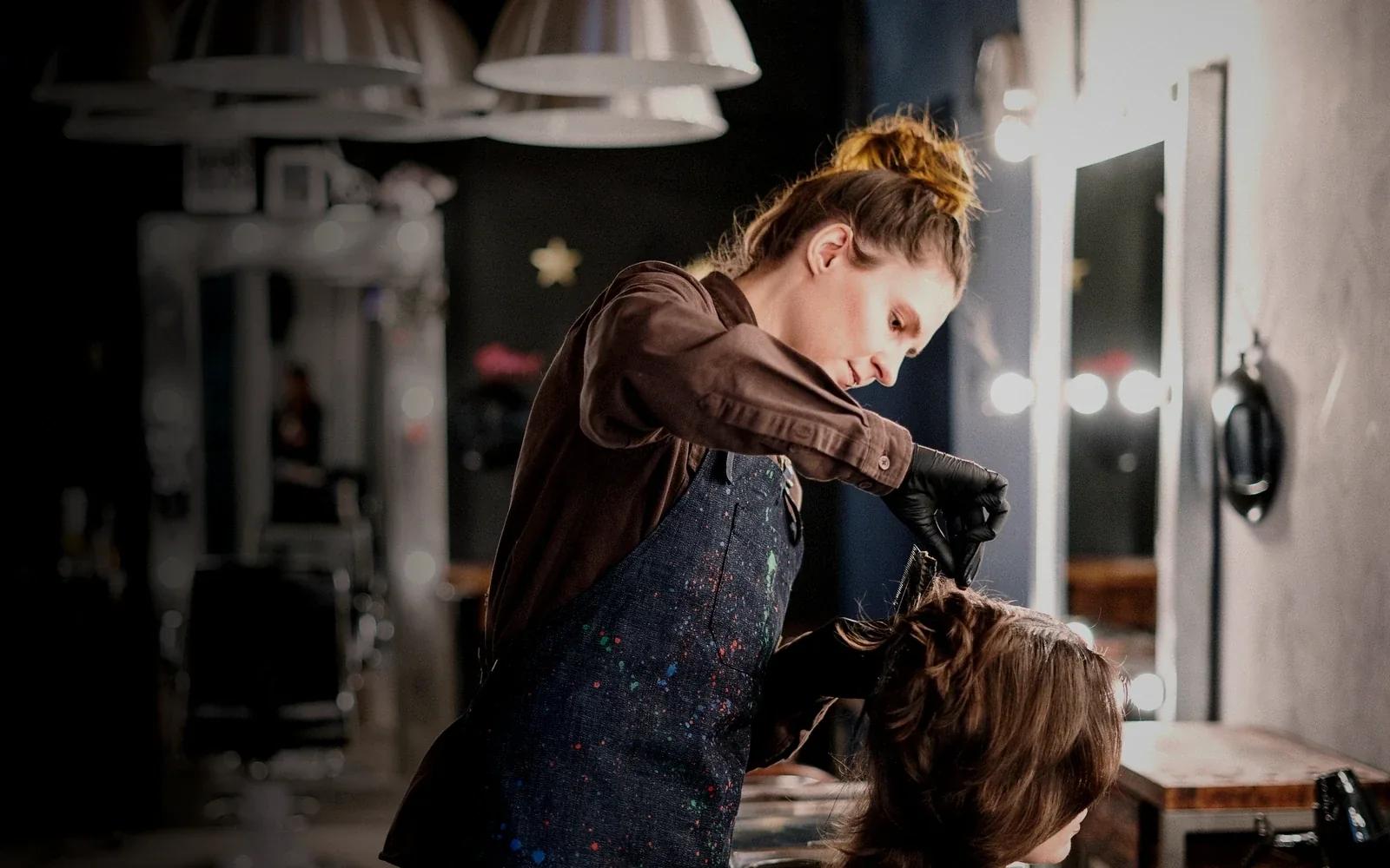 Friseurin bei der Arbeit im Salon